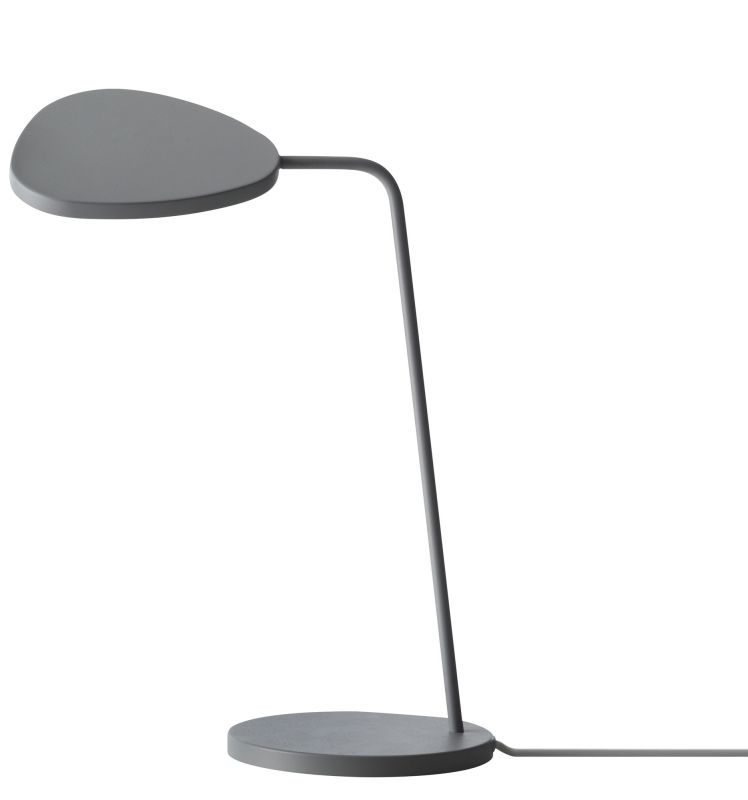 Graue Leaf Table Lamp Tischleuchte von Muuto mit blattförmigem Lampenschirm und rundem Fuß.